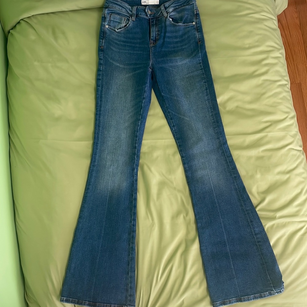 Never worn! Zara Flare Jeans. Size 6.